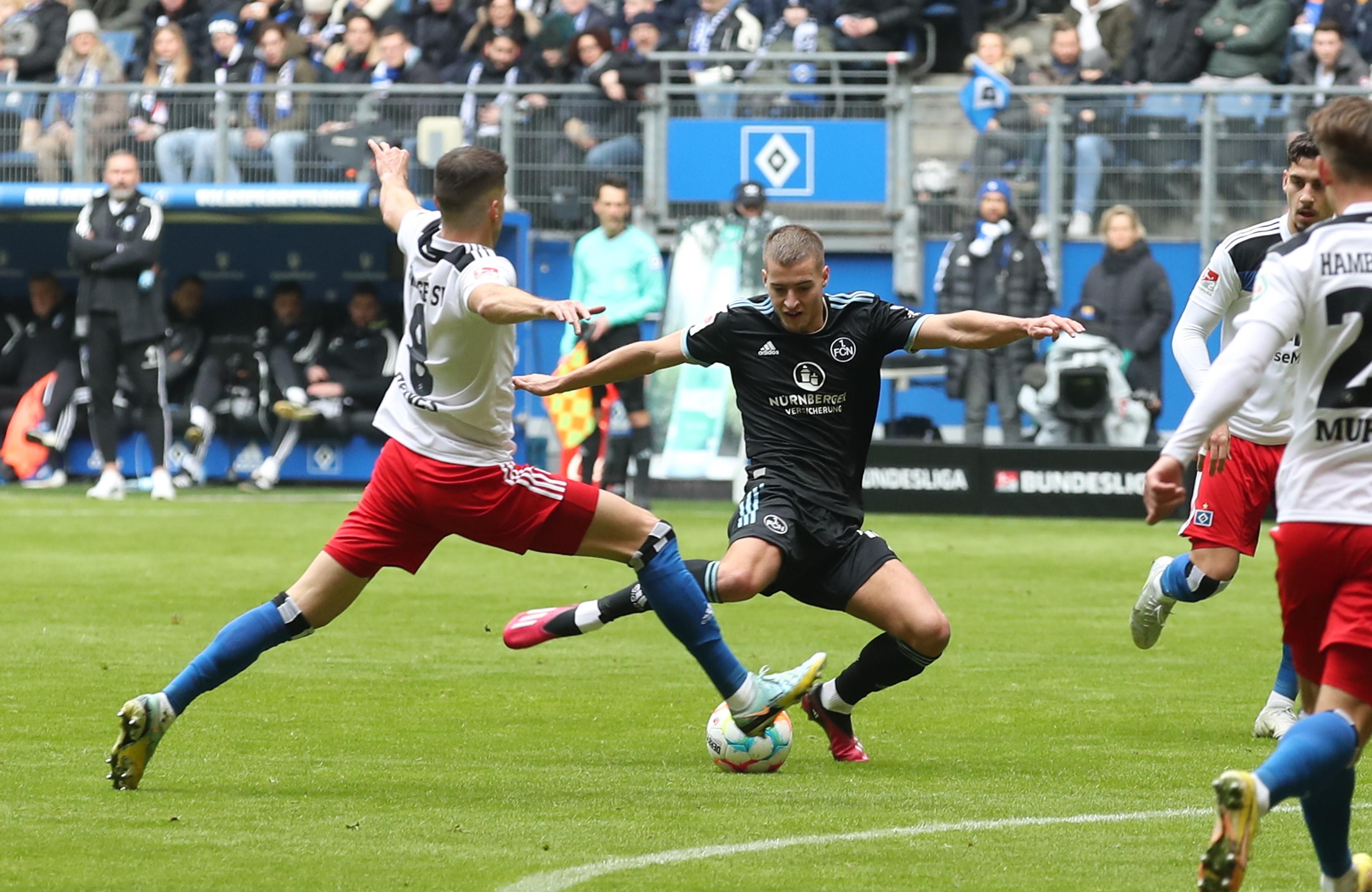 In der 44. Minute hätte es beinahe schon das 2:0 gegeben. Nach einem Freistoß spielt Jatta den Ball von der rechten Strafraumseite Richtung Tor. Der Ball prallt an Tempelmann ab und fliegt aus kurze Eck - Vindahl pariert hervorragend auf der Linie und verhindert.