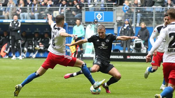 In der 44. Minute hätte es beinahe schon das 2:0 gegeben. Nach einem Freistoß spielt Jatta den Ball von der rechten Strafraumseite Richtung Tor. Der Ball prallt an Tempelmann ab und fliegt aus kurze Eck - Vindahl pariert hervorragend auf der Linie und verhindert.