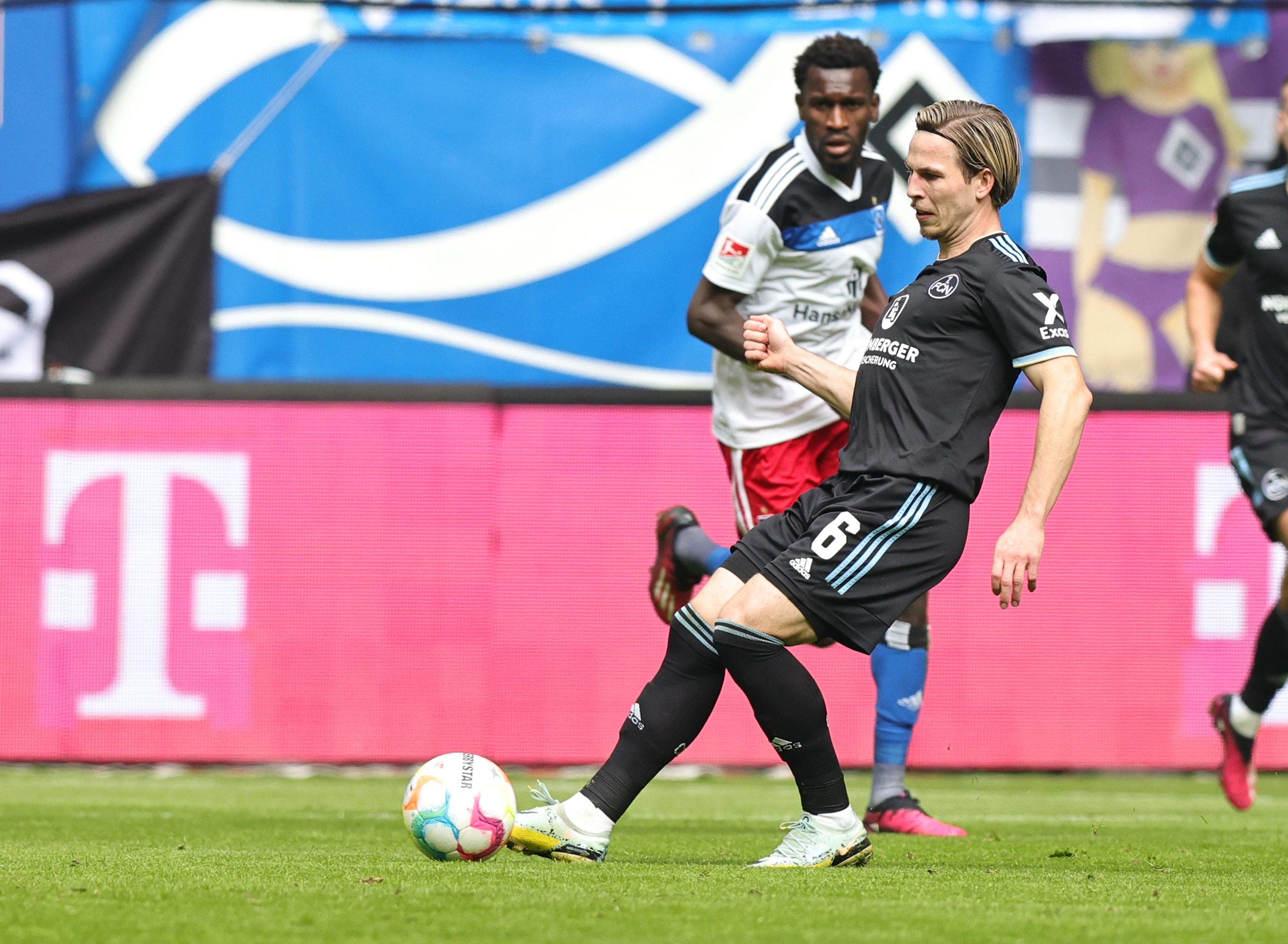 In der 34. Minute meldete sich dann Nürnberg doch mit einem Lebenszeichen. Der Angriff über den Rechten Flügel wird zur Ecke geklärt. Nach der Ecke wird Tempelmanns Abschluss am zweiten Pfosten geblockt, den Nachschuss setzt Castrop weit übers Tor.