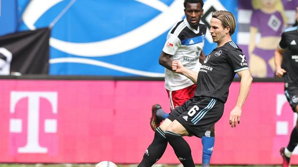 In der 34. Minute meldete sich dann Nürnberg doch mit einem Lebenszeichen. Der Angriff über den Rechten Flügel wird zur Ecke geklärt. Nach der Ecke wird Tempelmanns Abschluss am zweiten Pfosten geblockt, den Nachschuss setzt Castrop weit übers Tor.