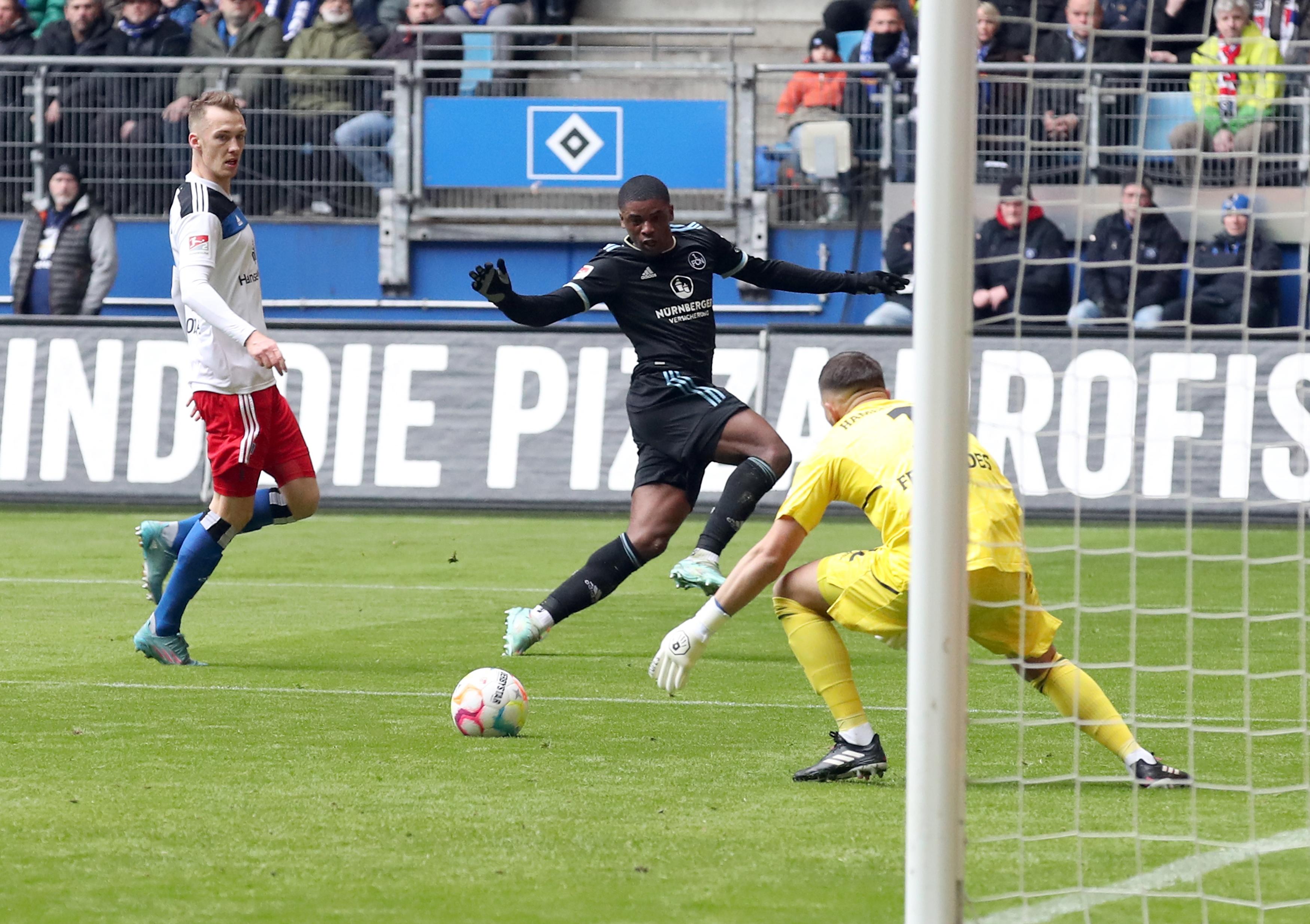 Doch schon kurz darauf legt Nürnberg nochmal nach. In der 38. Minute schickt Tempelmann Duah mit einem Steilpass nach vorne. Duah prüft Heuer Fernandes aus spitzem Winkel - der HSV-Keeper kann abtauchen und entschärft die Situation.