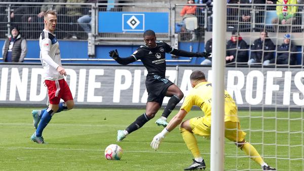 Doch schon kurz darauf legt Nürnberg nochmal nach. In der 38. Minute schickt Tempelmann Duah mit einem Steilpass nach vorne. Duah prüft Heuer Fernandes aus spitzem Winkel - der HSV-Keeper kann abtauchen und entschärft die Situation.