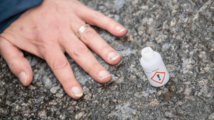 Während die übrigen an der Protestaktion Beteiligten problemlos nach kurzer Zeit mit Olivenöl vom Straßenbelag gelöst werden konnten, versagten bei einem der Aktivisten herkömmliche Methoden. (Symbolbild)