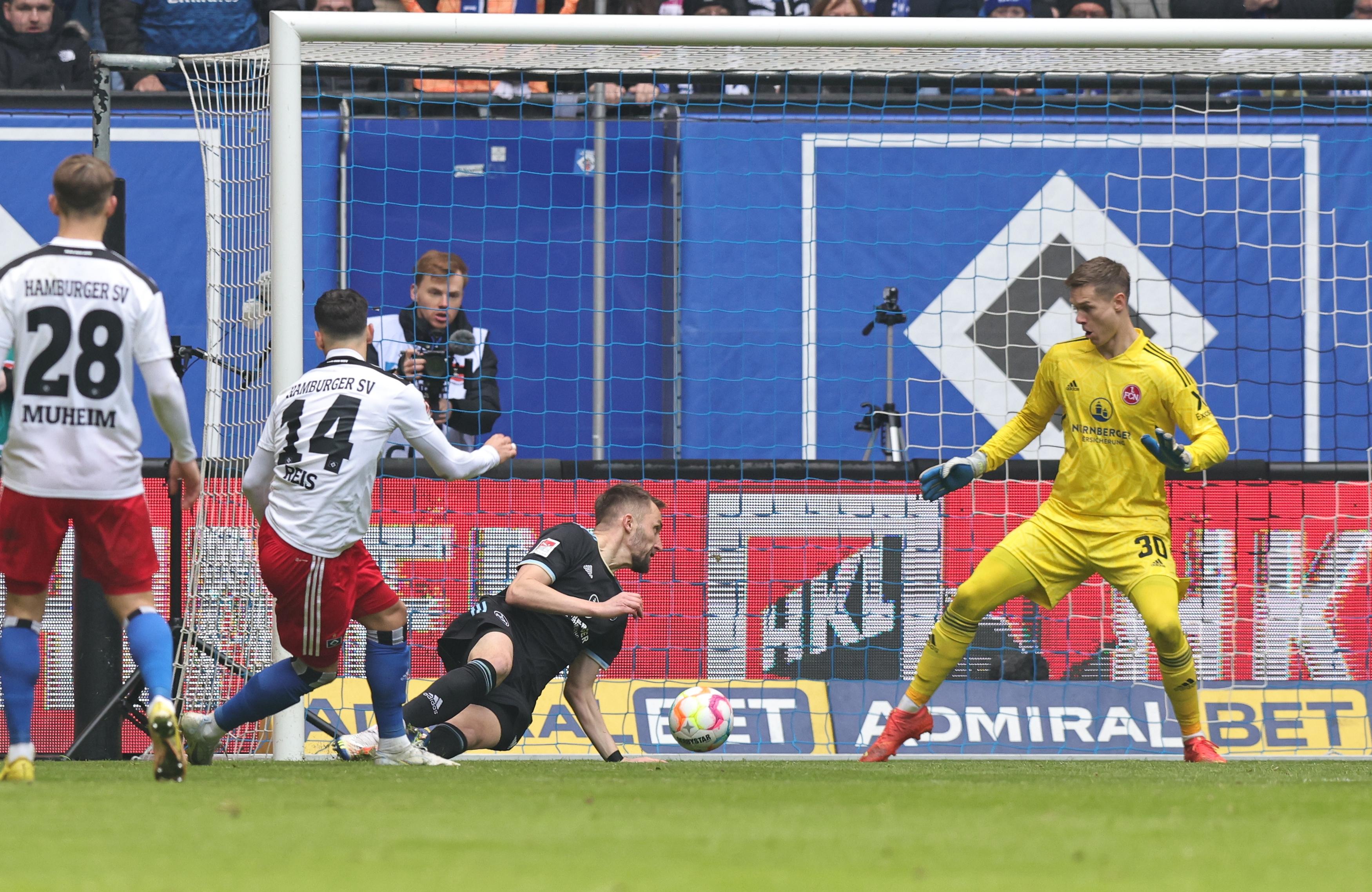 Das Durcheinander im Nürnberger Strafraum in der 52. Minute wird vom HSV eiskalt ausgenutzt. Nach der Ablage von Dompé erhöht Reis auf 2:0 für die Hamburger.