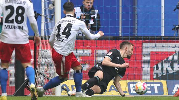 Das Durcheinander im Nürnberger Strafraum in der 52. Minute wird vom HSV eiskalt ausgenutzt. Nach der Ablage von Dompé erhöht Reis auf 2:0 für die Hamburger.