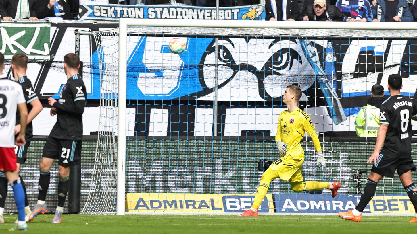 Der Torwart läuft, der Ball fliegt: Peter Vindahl kassiert das 0:1. Der Torwart läuft, der Ball fliegt: Peter Vindahl kassiert das 0:1.
