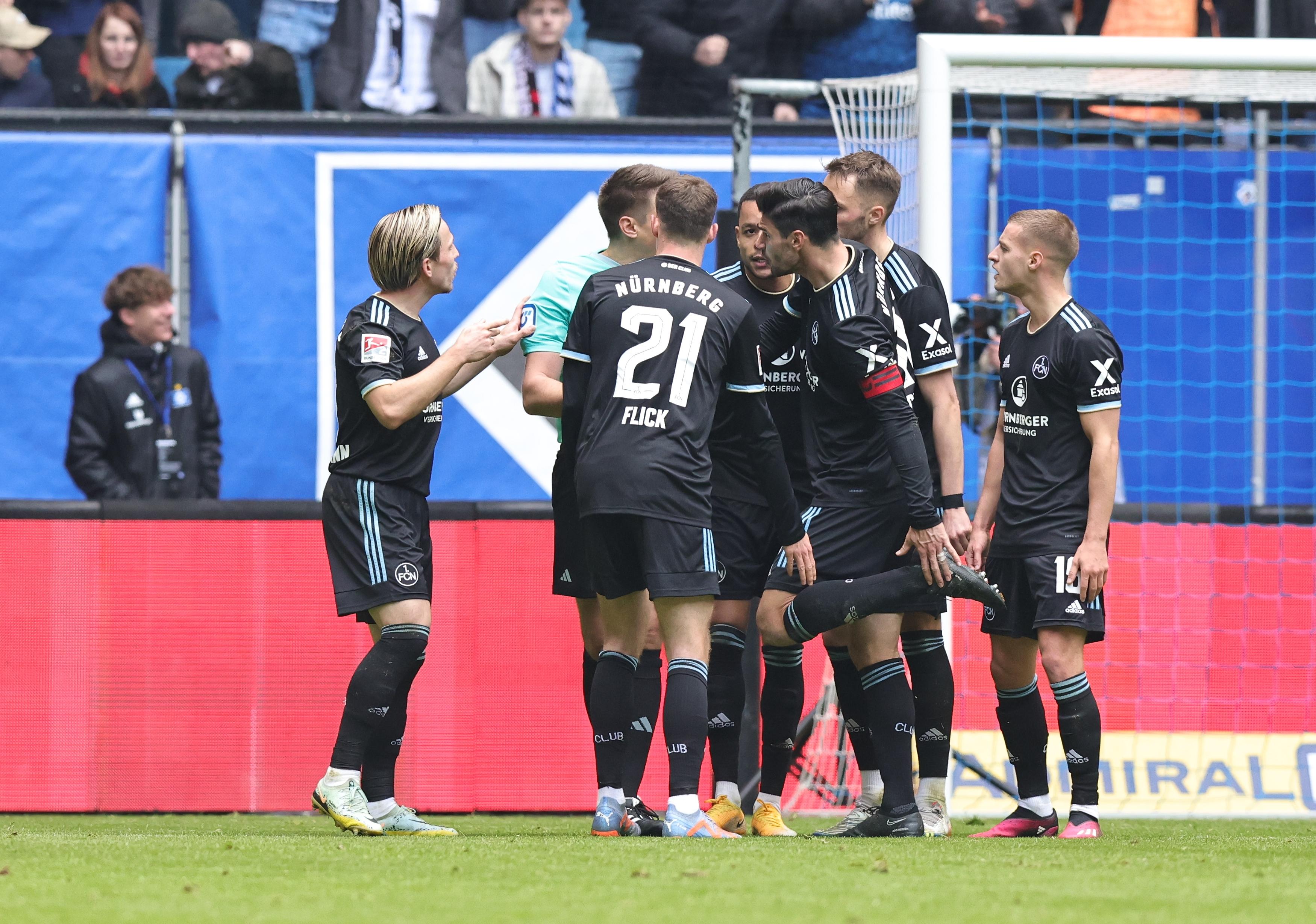 Aufregung in der 72. Minute. Glatzel kämpft sich an Schindler vorbei und schießt an Vindahl vorbei zum 3:0. Oder etwa nicht? Der Video-Assistent meldet sich zu Wort und Schiedsrichter Reichel überprüft selbst noch einmal am Bildschirm, ob dem Treffer ein Foul durch Glatzel an Schindler vorausging. Glück für Nürnberg, das Tor zählt nicht!