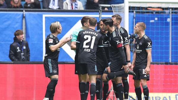 Aufregung in der 72. Minute. Glatzel kämpft sich an Schindler vorbei und schießt an Vindahl vorbei zum 3:0. Oder etwa nicht? Der Video-Assistent meldet sich zu Wort und Schiedsrichter Reichel überprüft selbst noch einmal am Bildschirm, ob dem Treffer ein Foul durch Glatzel an Schindler vorausging. Glück für Nürnberg, das Tor zählt nicht!