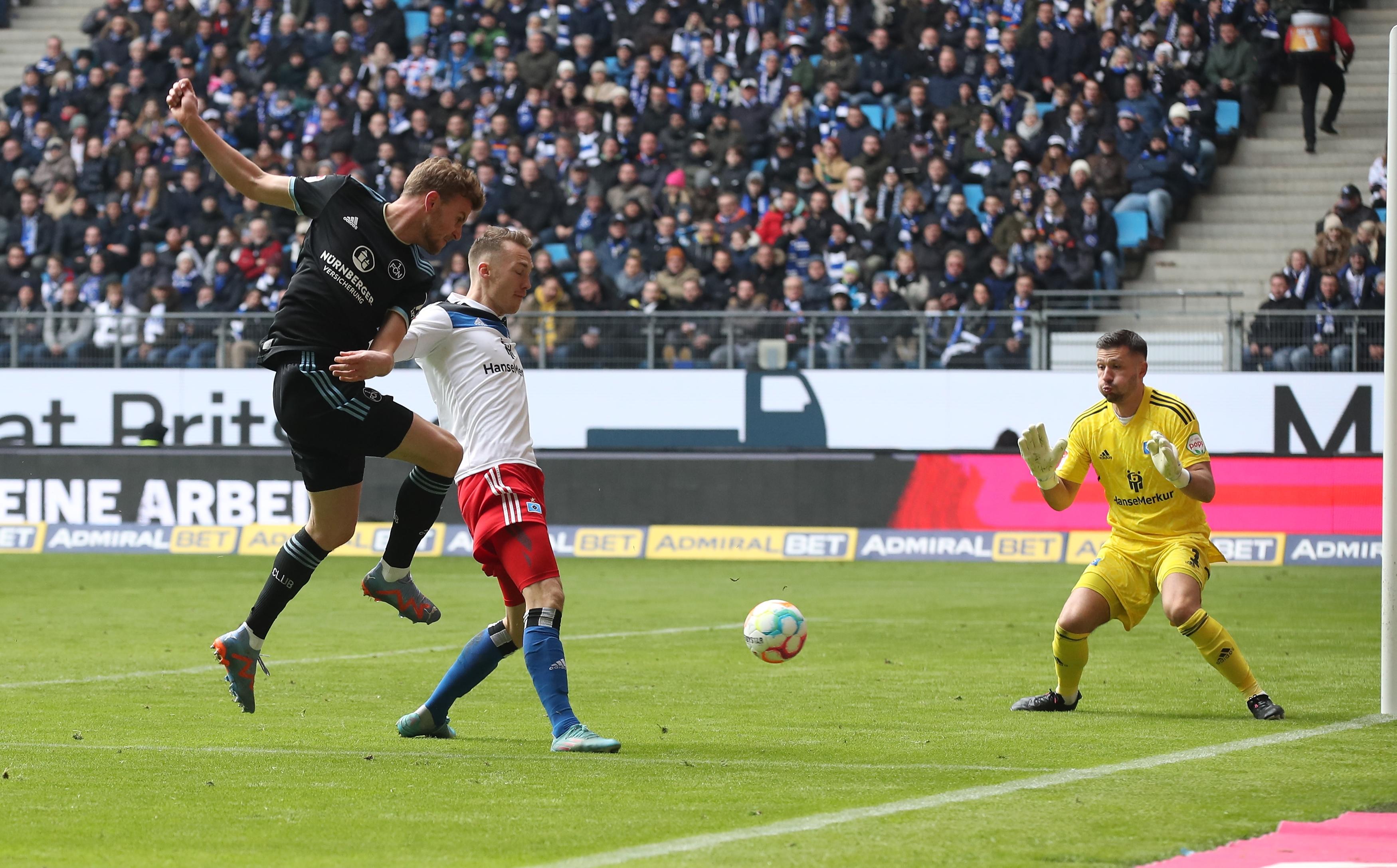 Der Club ist noch im Spiel und hört trotz Druck von Hamburg nicht auf zu kämpfen. Nürnberger stellt HSV-Keeper Heuer Fernandes auf die Probe, doch Hamburgs Torwart hält die Null und verhindert zweimal den Anschlusstreffer.  