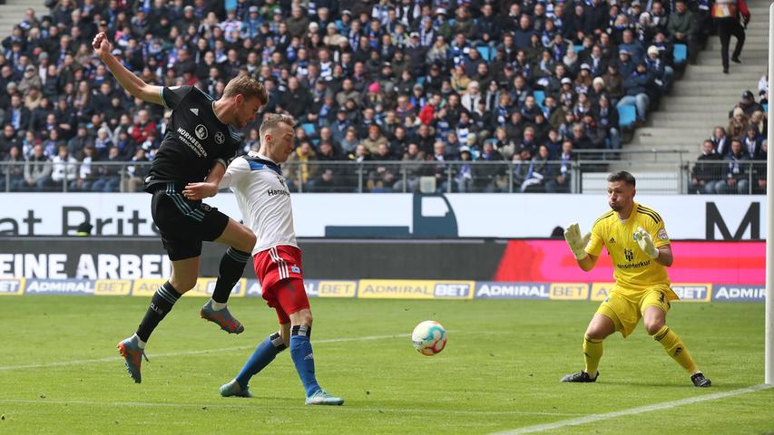 Der Club ist noch im Spiel und hört trotz Druck von Hamburg nicht auf zu kämpfen. Nürnberger stellt HSV-Keeper Heuer Fernandes auf die Probe, doch Hamburgs Torwart hält die Null und verhindert zweimal den Anschlusstreffer.   