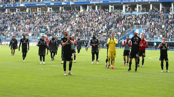 Es war kein leichter Gegner für den Club, der sich unter dem neuen Trainer noch sortieren muss. Die Spieler vom 1. FCN haben jedoch trotz permanentem Druck von konstanten Hamburgern immer wieder dagegen gehalten und dem Aufstiegsfavoriten die Stirn geboten. Die Heimreise wird ohne Punkte zwar bitter, aber kann mit erhobenem Haupt angetreten werden.