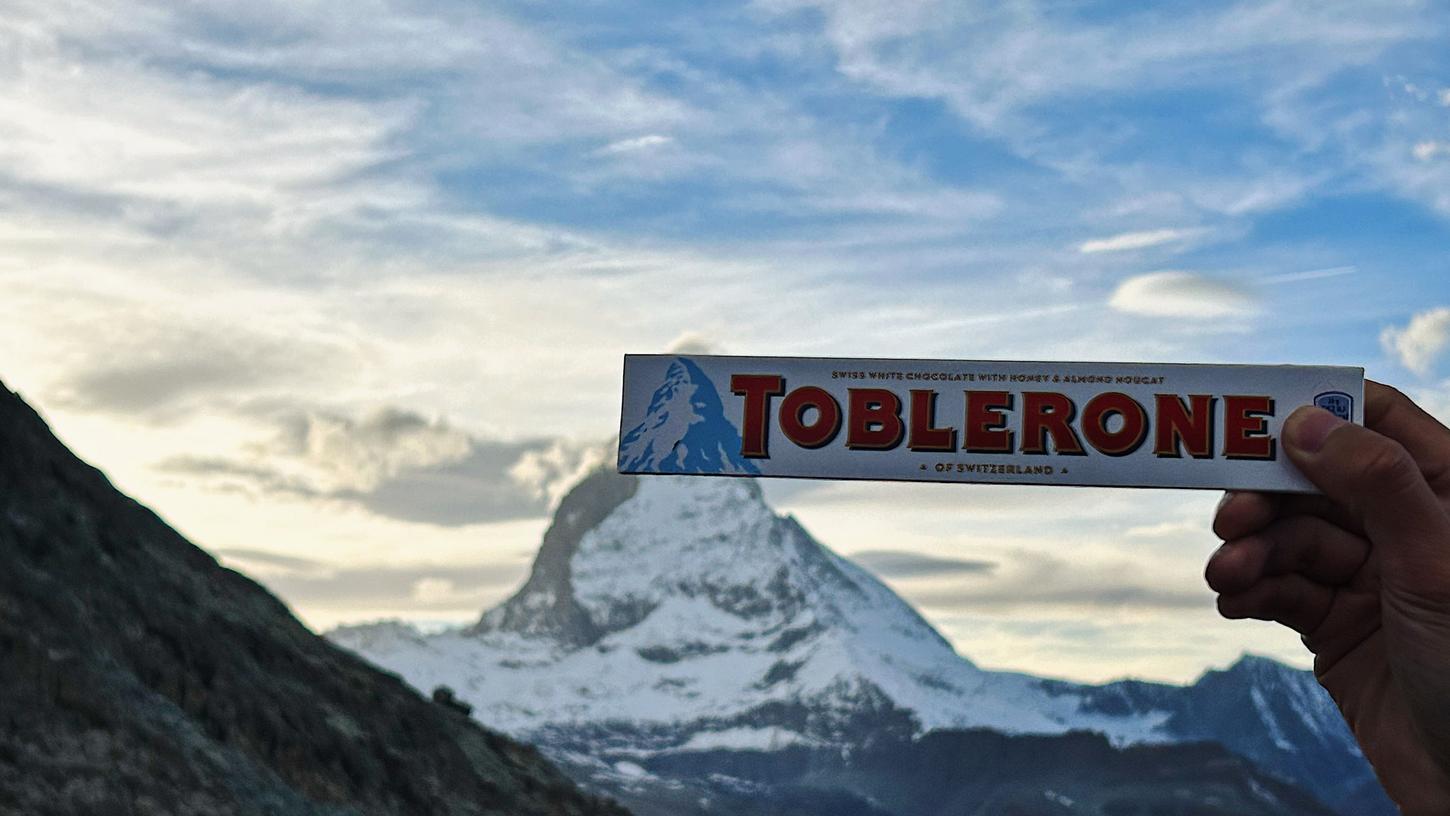Weil die Toblerone-Schokolade bald teilweise in der Slowakei hergestellt wird, darf nicht mehr die Bezeichnung "Toblerone - of Switzerland" auf der Verpackung stehen.