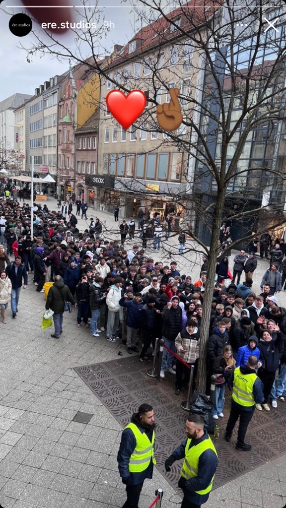 Nach ersten Einschätzungen der Polizei lag die Personenzahl wohl im dreistelligen Bereich. Nach ersten Einschätzungen der Polizei lag die Personenzahl wohl im dreistelligen Bereich.