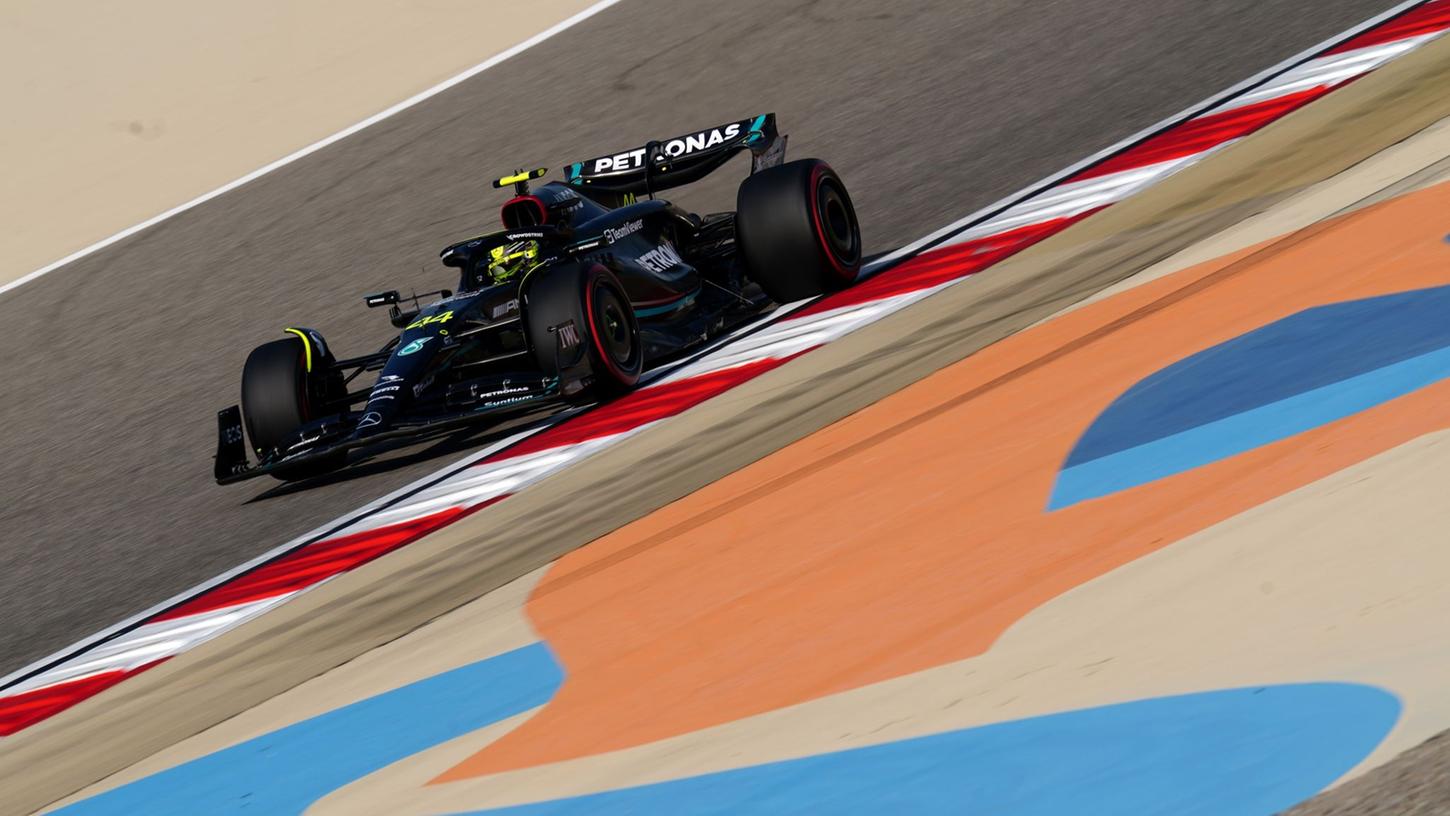 Der britische Formel-1-Pilot Lewis Hamilton ist im Mercedes-Boliden auf der Strecke unterwegs.