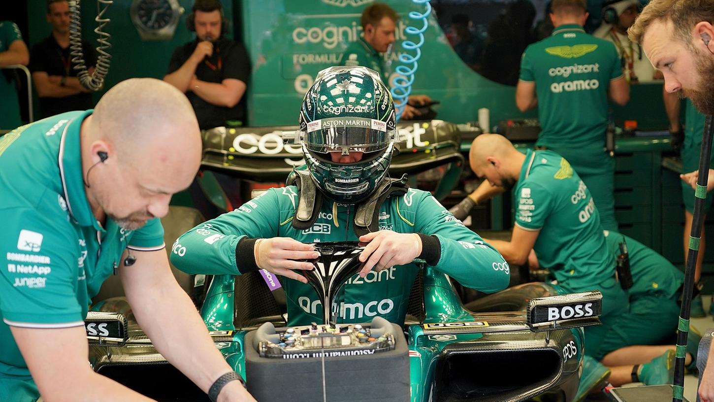 Der Kanadier Lance Stroll vom Team Aston Martin bereitet sich in der Box auf seinen Einsatz vor. Der Kanadier Lance Stroll vom Team Aston Martin bereitet sich in der Box auf seinen Einsatz vor.