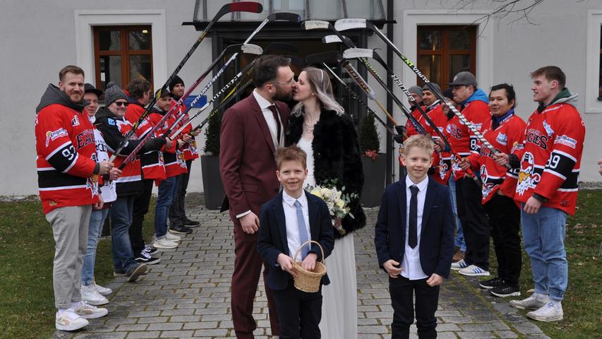 Verena Gärtner aus Köstlbach und Nikolas Lux aus Postbauer-Heng gaben sich  im Deutschordensschloss vor dem Standesbeamten Hermann Bogner, im Beisein der Familien und Freunde, das Jawort. Die feierliche Zeremonie untermalten Franziska Auer mit ihrem Gesang, begleitet von Dennis Lewey an der Gitarre. Nach der Trauung wurden die Brautleute von einem langen Spalier erwartet, welches Freunde und die Neumarkter EAGLES, hier spielt Nikolas, sofern eine Eisfläche vorhanden ist. Und auch seine ehemaligen Fußballfreunde des SV Postbauer ließen das Paar hochleben. Anschließend wurde der Himmel Gold durch die vielen Luftballons mit besten Wünschen für ihre gemeinsame Zukunft. Die 30-jährige Personalreferentin und der 32-jährige Messe & Eventmanager wohnen in Postbauer-Heng und bauen aktuell ihr Haus in Köstlbach und freuen sich auf ihr erstes Kind, das Ende Mai zur Welt kommen soll. reh