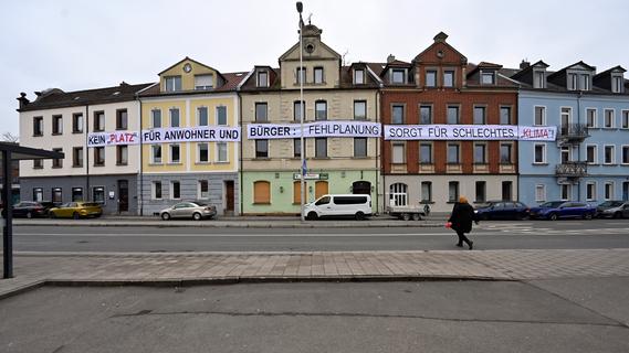Protestaktion am Zollhausplatz - mit Riesentransparent gegen die Pläne der Stadt Erlangen