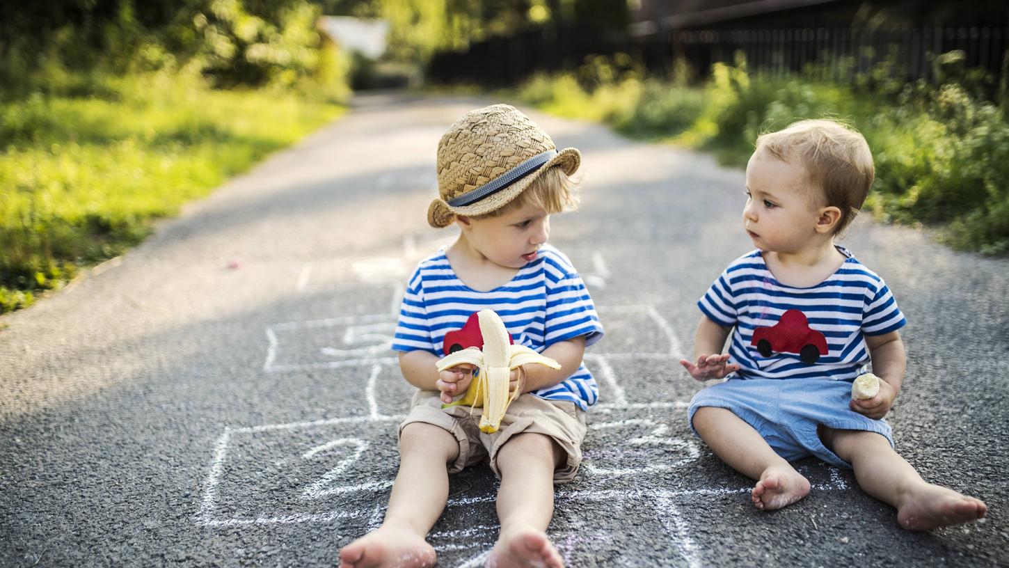 Es beginnt in der Kindheit - und dauert häufig ein Leben lang. Geschwisterbeziehungen können von Rivalität und Neid ebenso geprägt sein wie von Liebe und enger Bindung. Es beginnt in der Kindheit - und dauert häufig ein Leben lang. Geschwisterbeziehungen können von Rivalität und Neid ebenso geprägt sein wie von Liebe und enger Bindung.