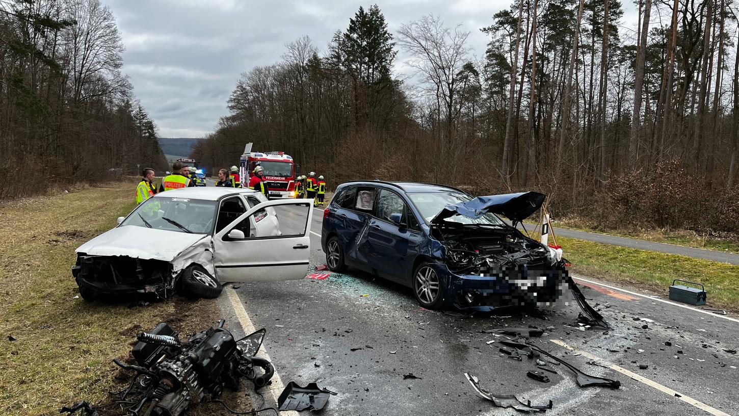 Am Sonntagnachmittag kam es auf einer Landstraße zwischen Bamberg und Pödeldorf zu einem schweren Verkehrsunfall.