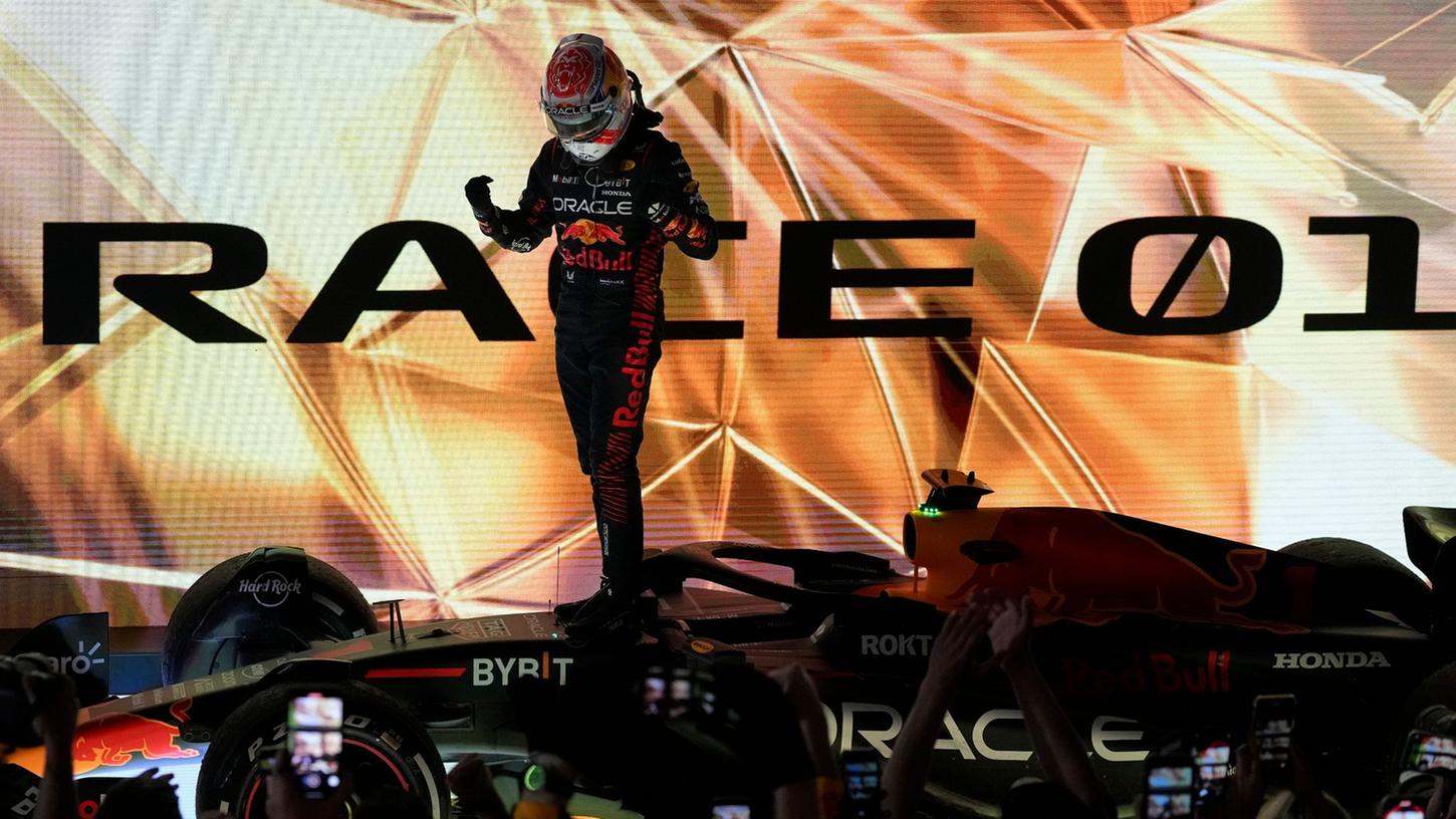 Max Verstappen feiert seinen Sieg in Bahrain.