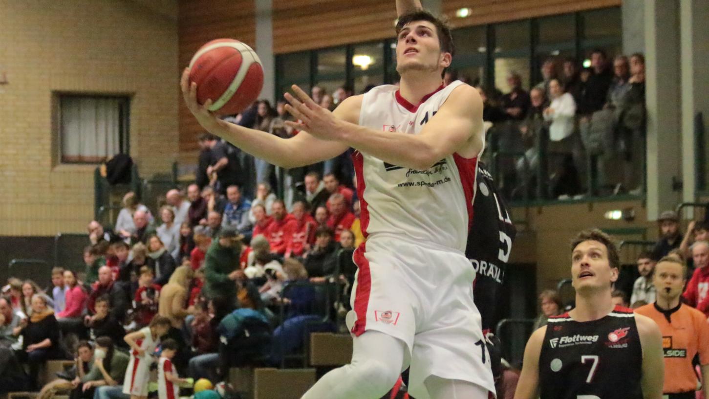 Überflieger: Luca Wörrlein (hier im Spiel gegen Vilsbiburg am Ball) überragte auswärts gegen Regnitztal mit 39 Punkten und 19 Rebounds. Überflieger: Luca Wörrlein (hier im Spiel gegen Vilsbiburg am Ball) überragte auswärts gegen Regnitztal mit 39 Punkten und 19 Rebounds.