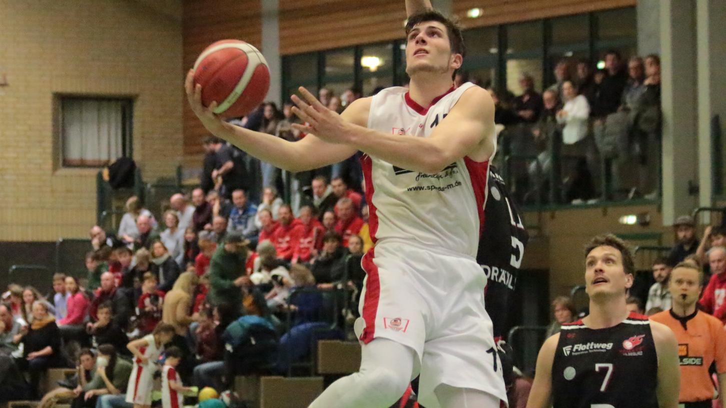 Überflieger: Luca Wörrlein (hier im Spiel gegen Vilsbiburg am Ball) überragte auswärts gegen Regnitztal mit 39 Punkten und 19 Rebounds.  