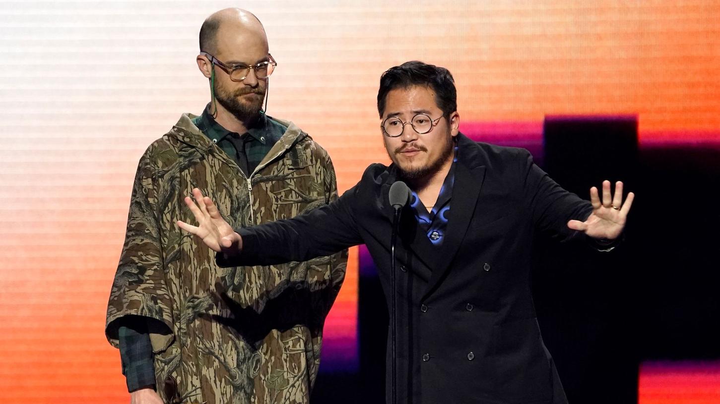 "Everything Everywhere All at Once" bei den Spirit Awards: Daniel Scheinert (l) und Daniel Kwan nehmen den Preis für das beste Drehbuch entgegen. "Everything Everywhere All at Once" bei den Spirit Awards: Daniel Scheinert (l) und Daniel Kwan nehmen den Preis für das beste Drehbuch entgegen.