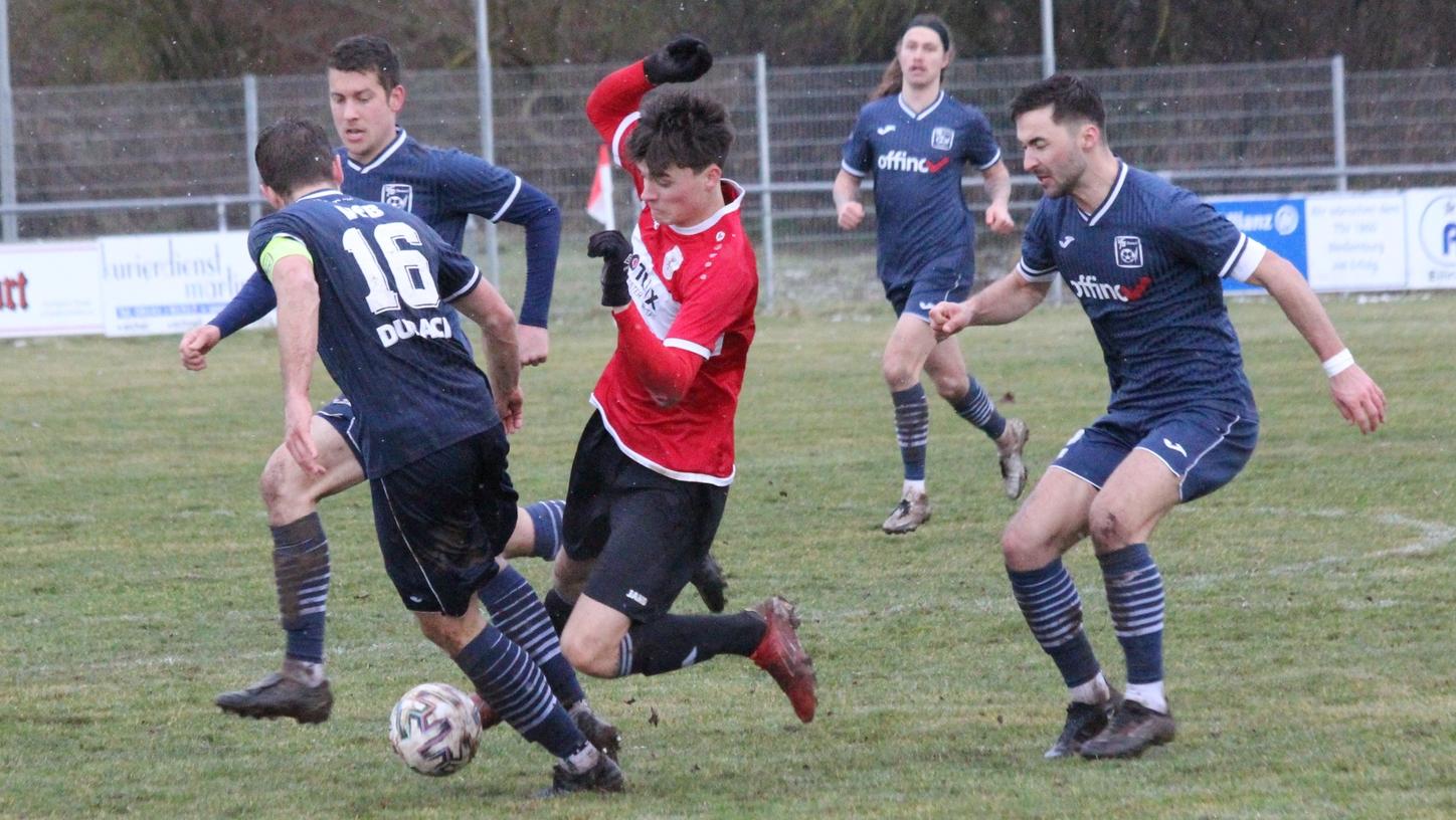 Der Joker sticht: Der eingewechselte Yannis Herger (in Rot, hier beim letzten Heimspiel gegen Durach) erzielte beim Auswärtsspiel in Hollenbach das entscheidende Tor zum 1:0-Sieg für den TSV 1860 Weißenburg.