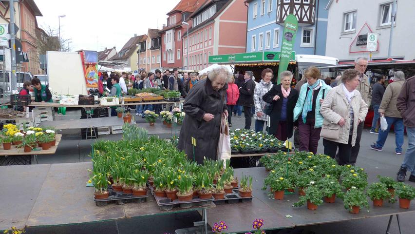 Im Stadtzentrum lädt die Stadt zum Frühlings-Jahrmarkt ein, inklusive verkaufsoffenen Sonntag. Im Stadtzentrum lädt die Stadt zum Frühlings-Jahrmarkt ein, inklusive verkaufsoffenen Sonntag.