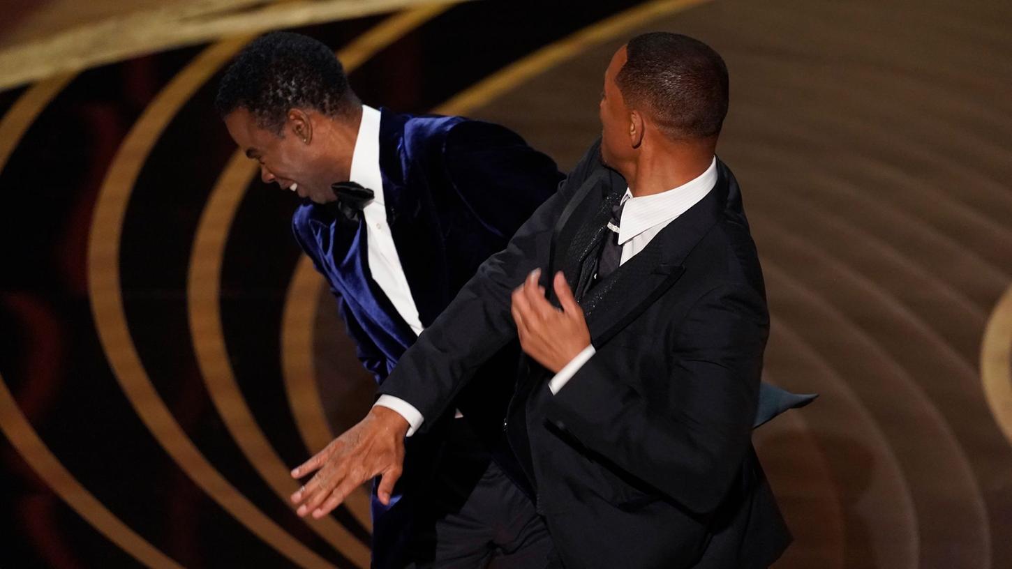 Will Smith (r) verpoasste dem Chris Rock 2022 eine Ohrfeige, weil dieser einen Witz über die Frisur von Smiths Ehefrau Jada gemacht hatte. Will Smith (r) verpoasste dem Chris Rock 2022 eine Ohrfeige, weil dieser einen Witz über die Frisur von Smiths Ehefrau Jada gemacht hatte.