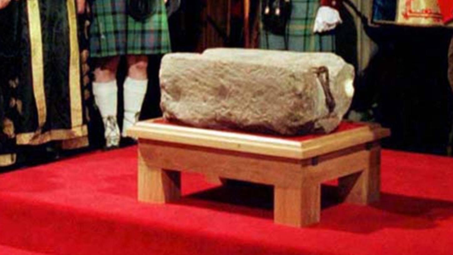 Der Steins des Schicksals (auch Stein von Scone) in der Großen Halle von Edinburgh Castle. Der Krönungsstein ist ein Symbol der schottischen Monarchie.