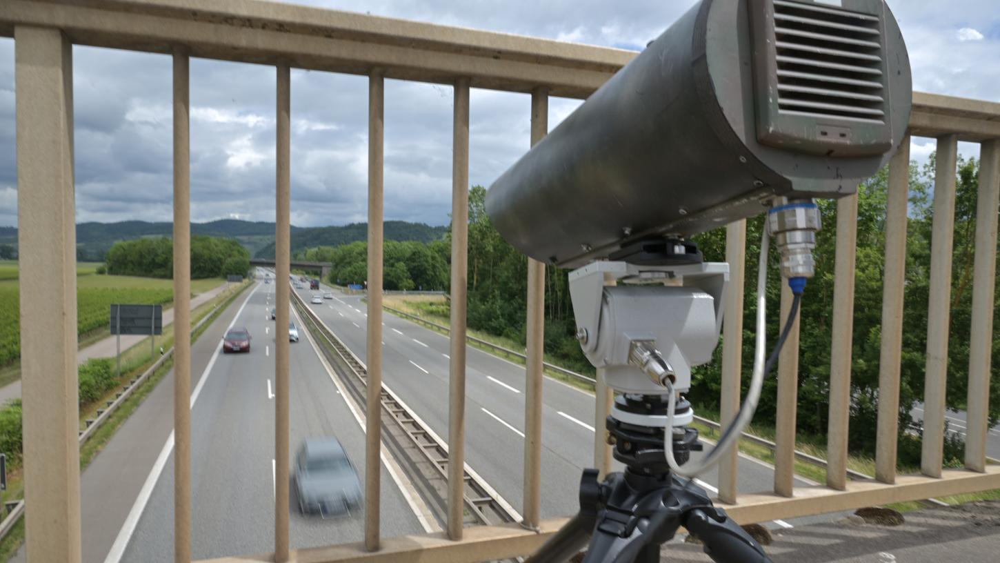 Eine Monocam zur Aufzeichnung von Handysündern am Steuer steht auf einer Brücke über der A602 bei Kenn. Die Kamera wurde von Anfang Juni bis Ende August 2022 im Bereich des Polizeipräsidiums Trier getestet.