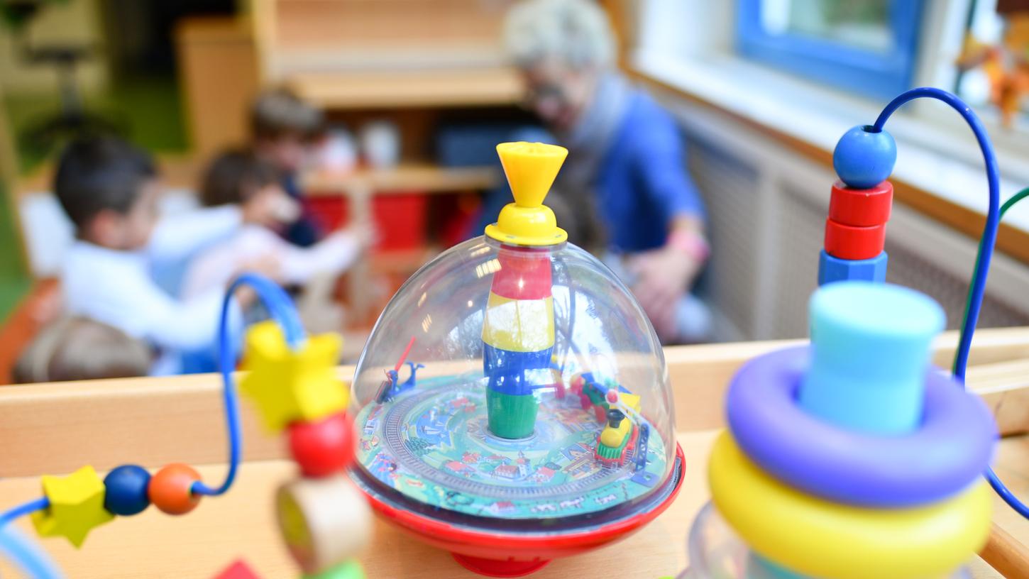 Zum Spielen müssen die meisten Kinder aus städtischen Kitas an diesem Mittwoch zuhause bleiben oder von Nachbarn und Freunden betreut werden. Zum Spielen müssen die meisten Kinder aus städtischen Kitas an diesem Mittwoch zuhause bleiben oder von Nachbarn und Freunden betreut werden.