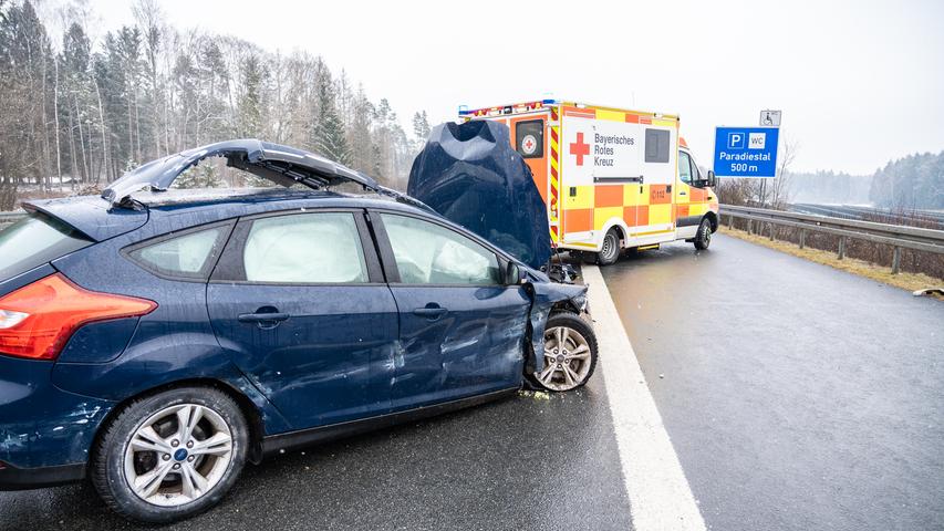 Unfall auf A70 in Franken: 83-Jähriger schlittert mit Fahrzeug in die Leitplanke