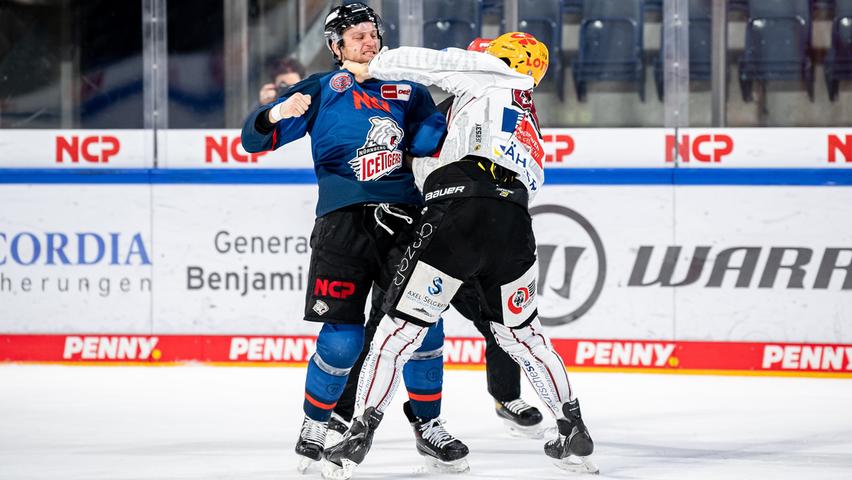 Fischtown-Spezialist: Dane Fox hat die Ice Tigers 2019 in Bremerhaven mit einem Overtime-Treffer ins Viertelfinale geschossen, er hat schonmal sechs Punkte gegen Bremerhaven aufgelegt - in einem Spiel. Und wenn es sein muss, prügelt er sich auch mit einem Bremerhavener. Fischtown-Spezialist: Dane Fox hat die Ice Tigers 2019 in Bremerhaven mit einem Overtime-Treffer ins Viertelfinale geschossen, er hat schonmal sechs Punkte gegen Bremerhaven aufgelegt - in einem Spiel. Und wenn es sein muss, prügelt er sich auch mit einem Bremerhavener.