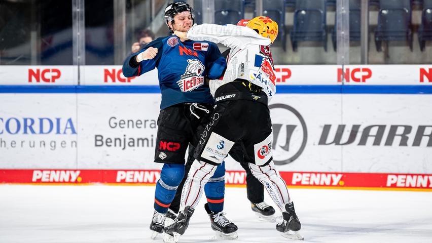 Fischtown-Spezialist: Dane Fox hat die Ice Tigers 2019 in Bremerhaven mit einem Overtime-Treffer ins Viertelfinale geschossen, er hat schonmal sechs Punkte gegen Bremerhaven aufgelegt - in einem Spiel. Und wenn es sein muss, prügelt er sich auch mit einem Bremerhavener.