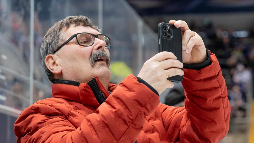 Immer auf der Suche, immer am Handy: Alfred Prey. Immer auf der Suche, immer am Handy: Alfred Prey.