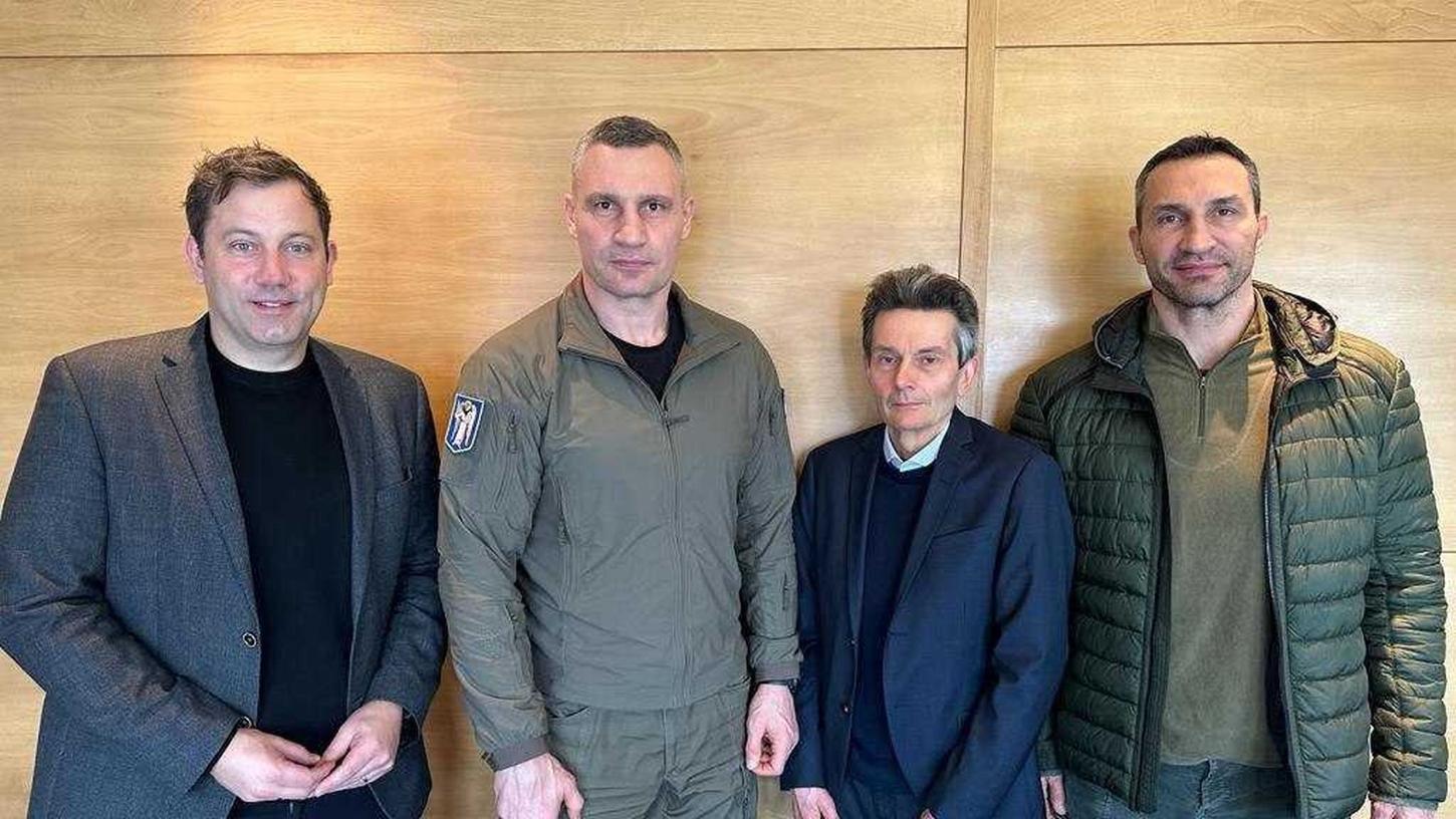 Lars Klingbeil (l) und Rolf Mützenich (3.v.l) sind in Kiew mit Bürgermeister Vitali Klitschko (2.v.l.) und dessen Bruder Wladimir Klitschko zusammengetroffen