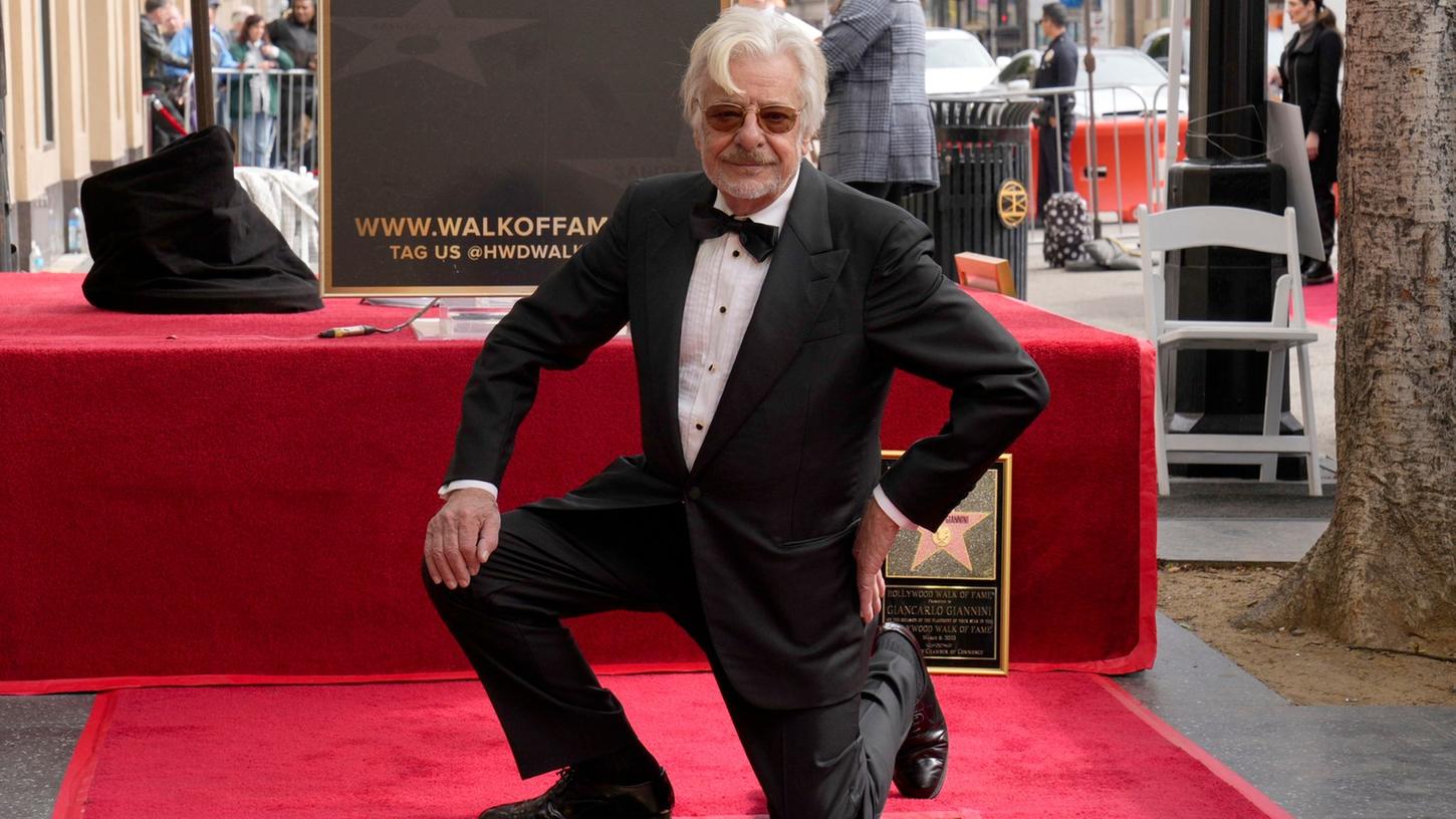 Der italienische Kinostar Giancarlo Giannini neben seinem Stern auf dem Hollywood "Walk of Fame".