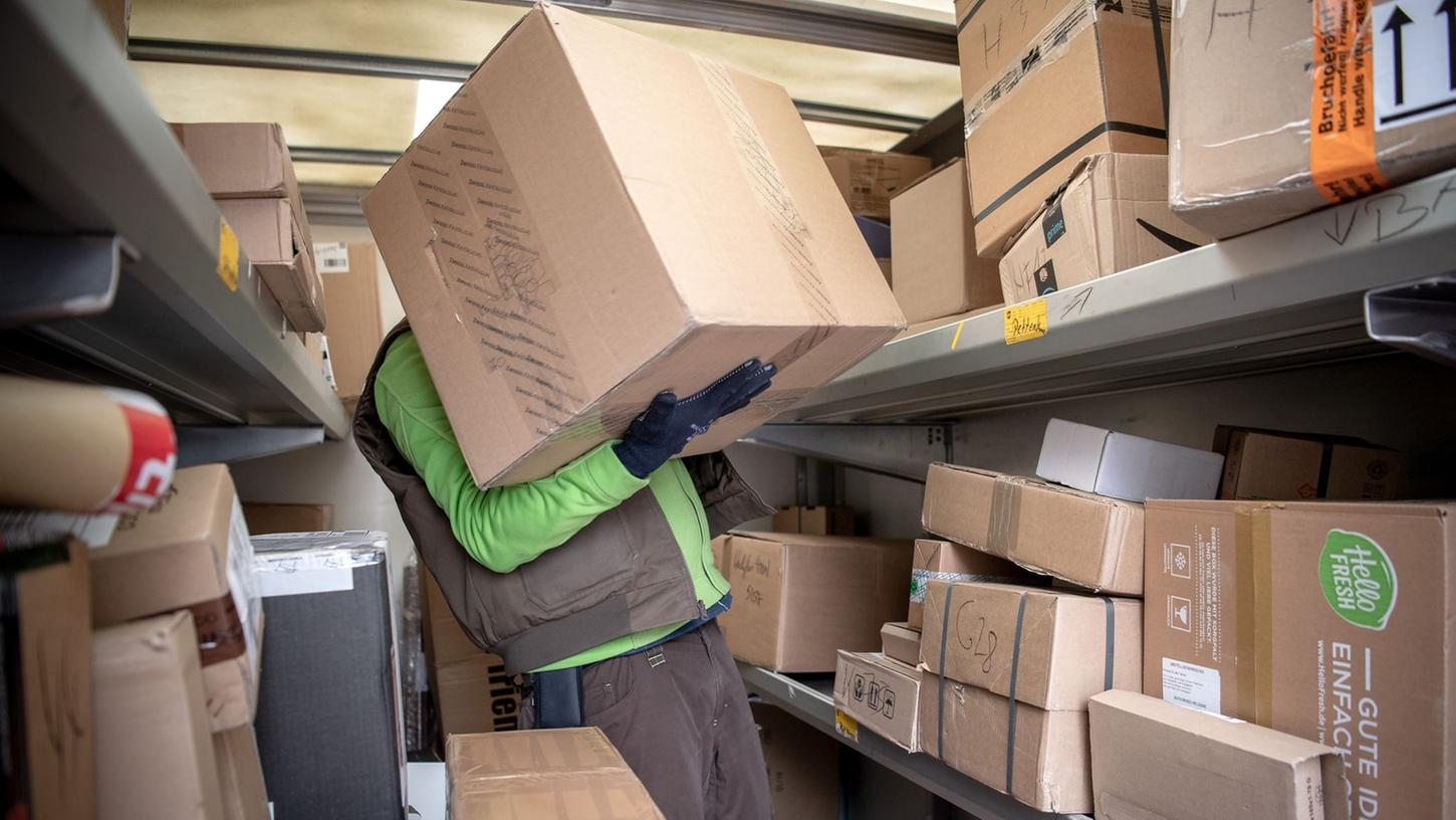 Die Lieferung hat er dem Empfänger in Deining ausgehändigt. Dass er vorher eine Mauer gerammt hat, war dem Paketboten nicht so wichtig (Symbolbild).