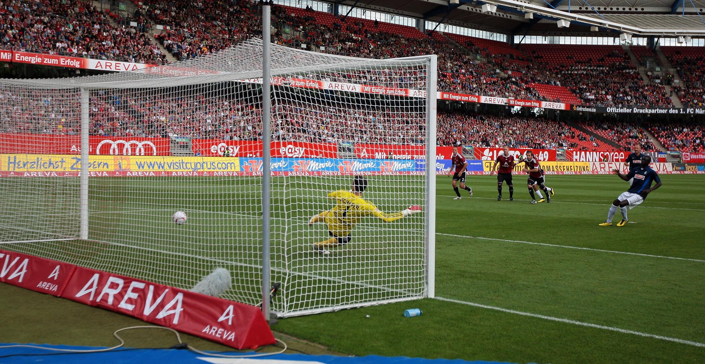 Der FCN bleibt spielbestimmend, verpasst es aber, das 2:0 nachzulegen. Dies rächt sich kurz vor der Pause. Andreas Wolf bringt Stefan Reisinger unbeholfen im Strafraum zu Fall. Sturmpartner Papiss Demba Cissé bewerkstelligt den Ausgleich. Auch nach Wiederanpfiff zeigt sich der Senegalese zielsicher. Sein wuchtiger Kopfball macht Freiburgs 2:1-Erfolg amtlich.