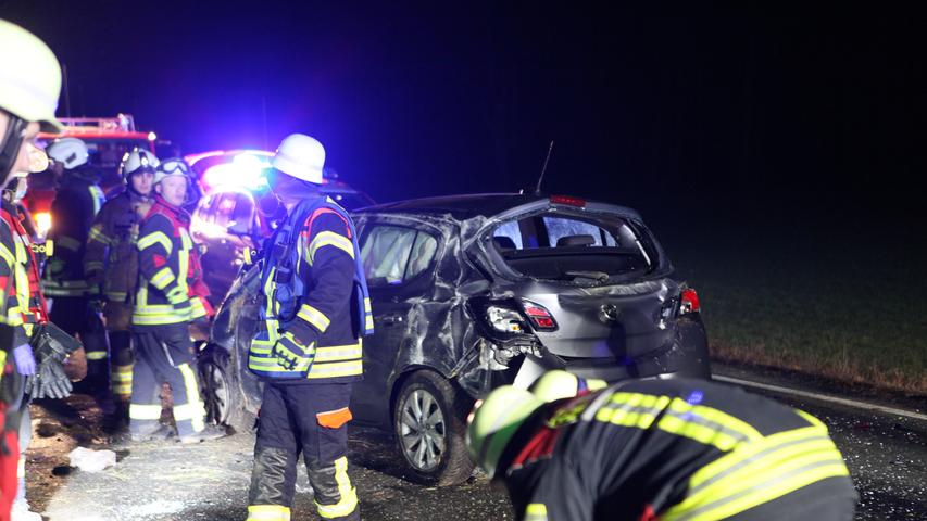 Laut Angaben eines Sprechers des Polizeipräsidiums Mittelfranken überschlug sich der Opel Corsa mehrfach, bis er wieder auf der Straße seitlich zum Liegen kam. 