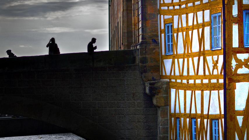 Nach dem Regen: Erste Sonnenstrahlen erhellen das schmucke Fachwerk am Alten Rathaus in Bamberg.