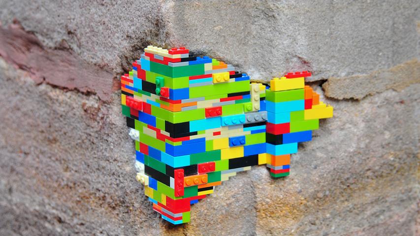 Kreative Lösung mit Hinguckeffekt: Das Mauereck in Katzwang wurde mit Legosteinen "ausgebessert".
