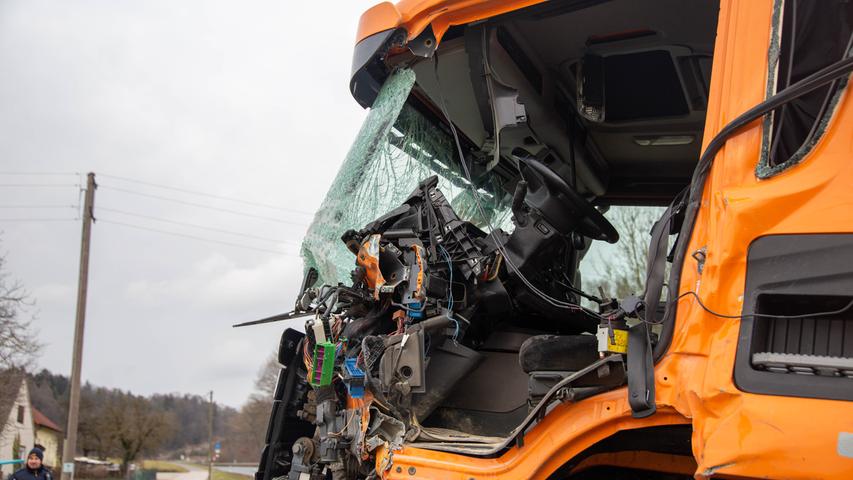Der Lkw-Fahrer wurde bei dem Unfall leicht verletzt. Der Lkw-Fahrer wurde bei dem Unfall leicht verletzt.
