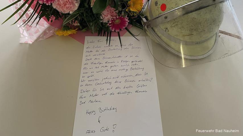 Da die Feuerwehrleute das Geburtstagskind nicht antreffen konnten, hinterließen die Helfer Blumen und einen kleinen Brief.