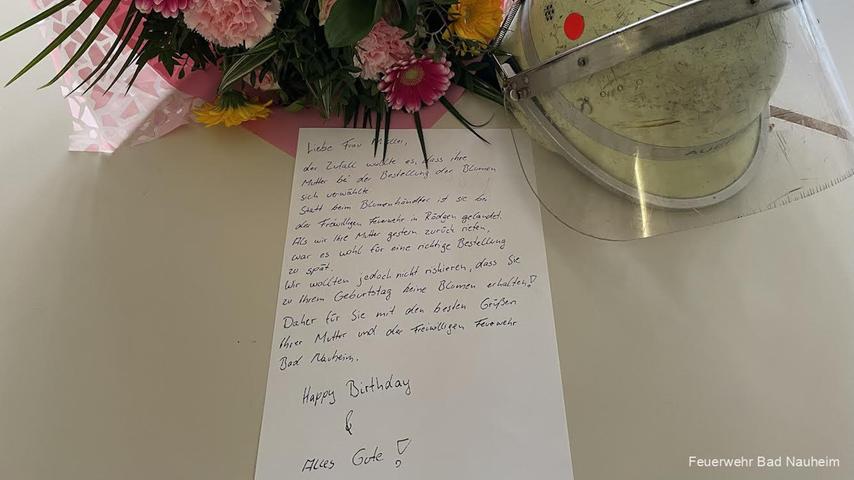 Da die Feuerwehrleute das Geburtstagskind nicht antreffen konnten, hinterließen die Helfer Blumen und einen kleinen Brief. Da die Feuerwehrleute das Geburtstagskind nicht antreffen konnten, hinterließen die Helfer Blumen und einen kleinen Brief.
