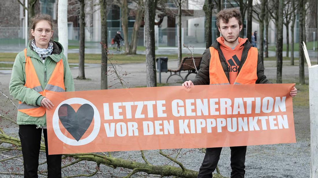 Die Letzten Generation steht immer wieder in der Kritik. Hier bei einer Aktion in Berlin im Februar. Die Letzten Generation steht immer wieder in der Kritik. Hier bei einer Aktion in Berlin im Februar.