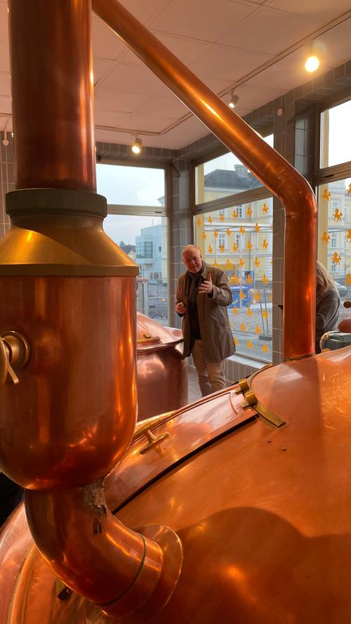 Brauereichef Christof Scheriau ist nicht nur auf die komplett aus Kupfer bestehenden Sudkessel stolz. Gemeinsam mit seiner Frau Doris Scheriau-Raschhofer leitet er seit 1999 die Brauerei Raschhofer in Altheim. Die spannende Reisereportage zu dieser Bildergalerie lesen Sie hier auf unserem Premium-Portal nn.de .