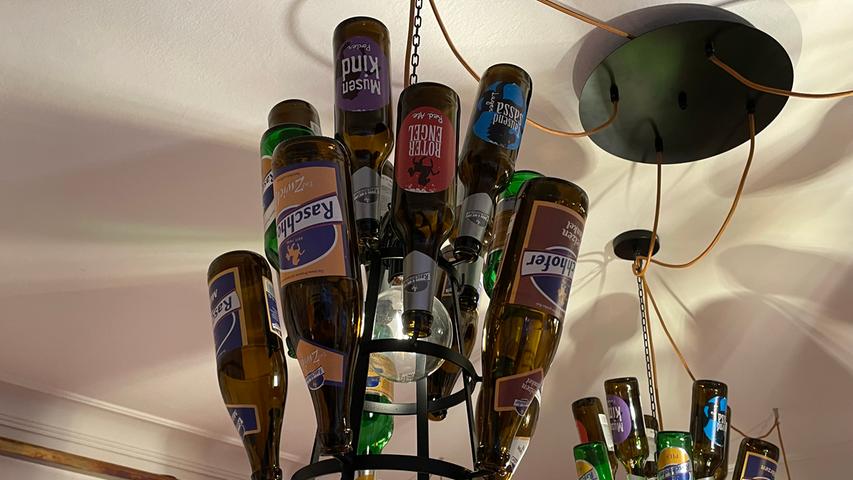 In der Brauerei Raschhofer haben die Bierflaschen sogar als Lampenschirm Verwendung gefunden.